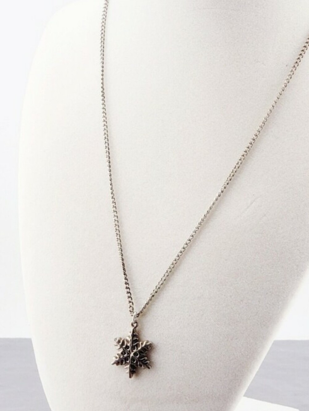 Beautiful Silver Snowflake Pendant Necklace